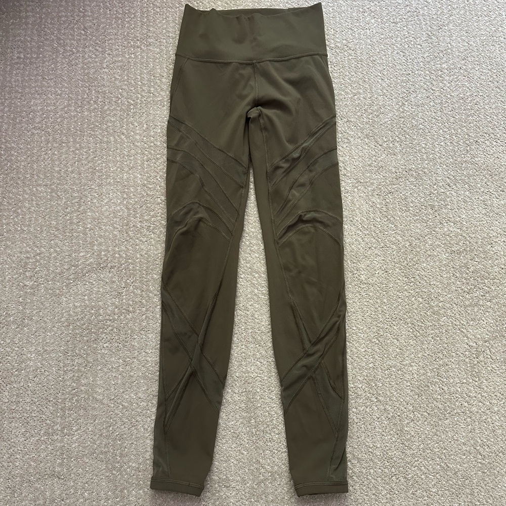 Light green Lululemon leggings with mesh detailing Size 6